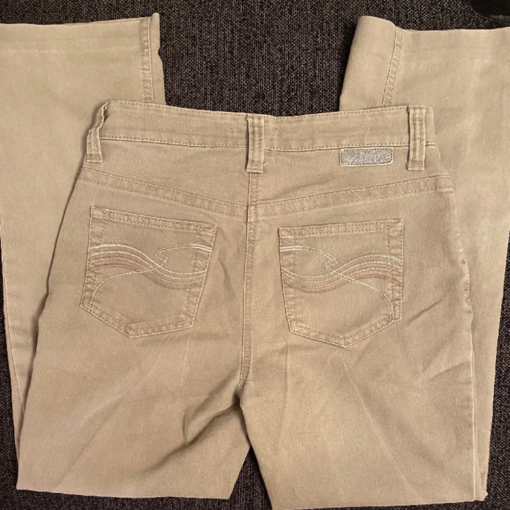 Mid/Low waist straight jeans. Säljer då de är för korta i benen på mig (Är ca 170) 🫶. Jeans & Byxor.