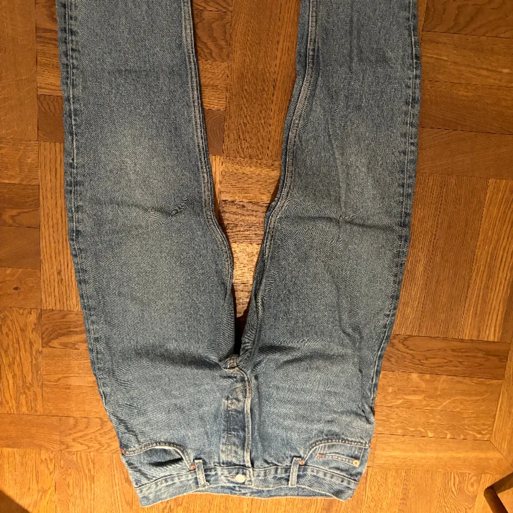 Blåa weekday jeans, knappt använda och är stilrena. . Jeans & Byxor.