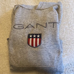 Gant hoodie  - Gant hoodie tjej storlek 158-164 Använd men väldigt fin i skicket. Säljs för 100 då jag köpte den för 1000kr. Köparen står för frakten. 