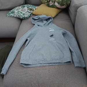 Nike hoodie  - Passar både tjejer och killar aldrig använd säljer pga den är inte riktigt min stil. Ordinarie pris 550kr. Inga fläckar på. 