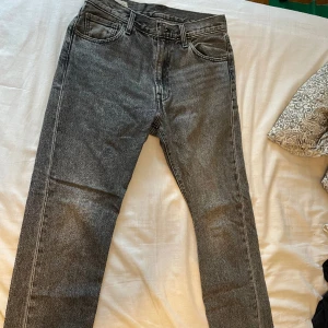 Levis 551z - Grymt snygga Levis 551z som tyvärr är för små. Storlek W30 L32. Grymt bra skick! Nypris 1000kr jag släpper dom för 200kr!