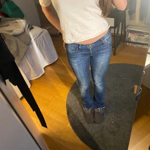 Lee lågmidjade jeans - Säljer dessa skit snygga lågmidjade jeans från Lee i modellen Bonnie. Passar mig bra som är ca 170cm , bara att skriva om du har några mer frågor❤️‍🔥😊❤️‍🔥