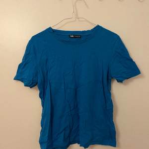 Blå t-shirt från Zara