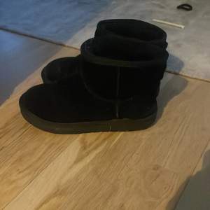 Säljer mina svarta fake uggs för att jag har två par likadana, har används några gånger💗