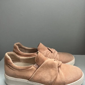 Sneakers mocka K.Cobler  - Ljusrosa mocka sneakers/skor från K.Cobler. Ej använda. Ena skon ngt ljusare därav ”fyndpris”. Nya kostar ca 1200 kr 
