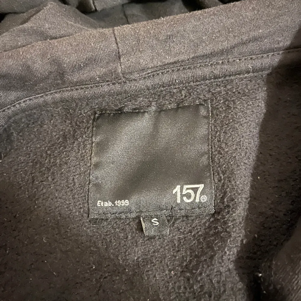 säljer den här svarta zip up tröjan från lager 157🖤 Storlek S. Hoodies.