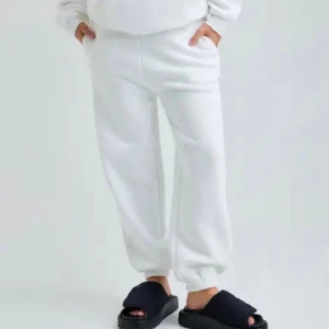 🌟 bikbok sweatpants - comfortable oversized collage pants in size M. you can ask more pictures 🫶🏻original price 30€