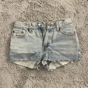 jeansshorts - säljer dessa jättesnygga jeans shorts från levis!! jag säljer de endast för att jag köpt de men de tyvärr inte passade🥰