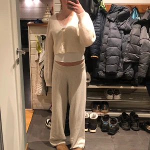 Stickad kofta - Säljer denna jättefina kofta som är perfekt nu till vintern och våren. Den har använts ett fåtal gånger och har därför inga defekter. Köptes för några år sedan från Lindex. Hör av er vid frågor💕