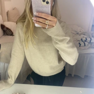 Stickad tröja  - Super fin beige stickad tröja! Använd ca 2ggr så väldigt bra skick🫶🏼💕 200kr + frakt, skriv för fler bilder eller frågor🤍