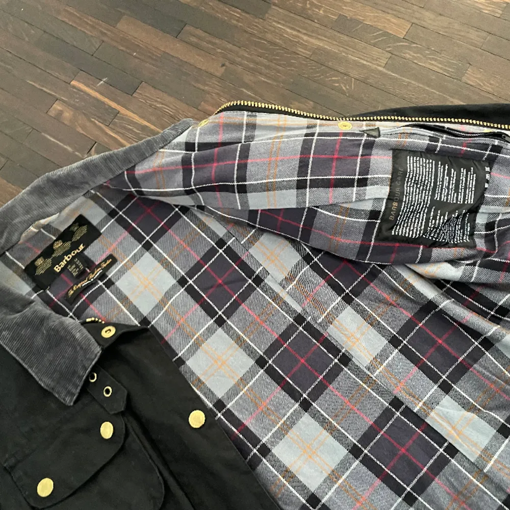 Svart Barbour jacka (vaxad) storlek 40, nyskick. Nypris 4000kr Passform: Classic/ Regular Yttermaterial: heavyweight 8oz barbour sylkoil vax, Foder: 100% bomull Barbour tartan.  Pris kan diskuteras vid snabb affär/upphämtning.. Jackor.