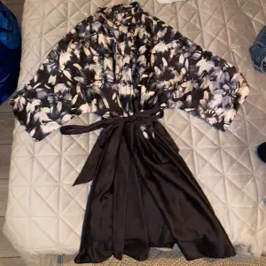 En kimono i ”silke”, tunn och mjuk i materialet och superfint mönster! Denna kommer inte längre till användning då jag har flera, perfekt att ha som en morgonrock eller dra över bikinin på sommaren!