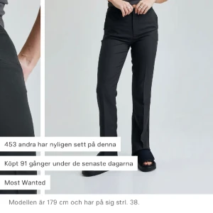 Bikbok kostymbyxor  - Säljer mina så fina bikbok kostymbyxor då jag växte ur dem innan jag knappt hann använda dem och sedan bara fått ligga i garderoben