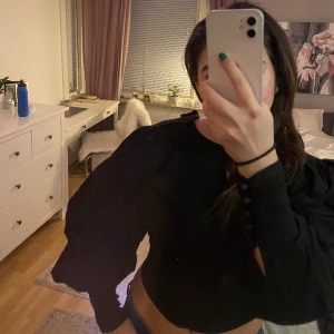 Svart skjorta  - As snygg svart skjorta från Nakd med ballong ärmar och urringning! Aldrig använd. 🌟💗