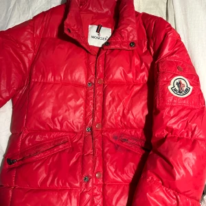 Moncler jackan - 2 år gammal  Kvitto saknas  Den har permanent fläck på ena fickan 