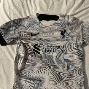 Liverpool Jersey - Tja, säljer min andra lfc jersey i den andra colorwayen! Storleken är S och jag har vuxit ur den därav jag säljer den. Kom pm för mer frågor eller bilder!