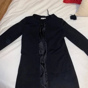 Svart kappa - Säljer en svart vår kappa, då den är väldigt tunn. Jackan är ribbad. Säljer den då den tyvärr är för liten för mig.  Köpt på H&M och är i storlek 36. OBS: köparen står för frakten. (Annonsen finns ute på fler sidor.)