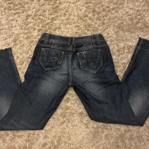 Lågmidjade jenas - Säljer mina jeans i storlek 36 då jag har några liknande💙 jättefina detaljer på fickorna och inga defekter 🩵 köpt för 400  Innerbenslängden 81 midjemåttet 37x2