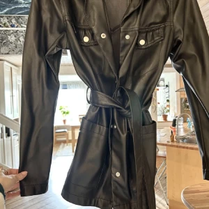 Svart skinn Kappa - Säljer nu min fina svarta skinnkappa! Använder bara 2 gånger 🦋 Säljer för 300kr