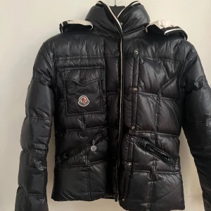 Moncler jacka - Funderar på att sälja min jättesnygga moncler jacka. Bra skick! Äldre modell, givetvis äkta. Köpt på vestiaire.🤍 