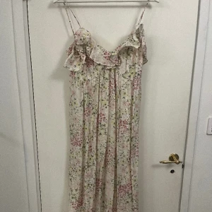 Klänning från hm  - Jättefin klänning från hm så fin till sommarn 💕