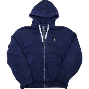 Ralph Lauren Zip-Up Hoodie - Marinblå huvtröja med dragkedja från Ralph Lauren, bra skick! Storlek L, ställ gärna frågor!😊