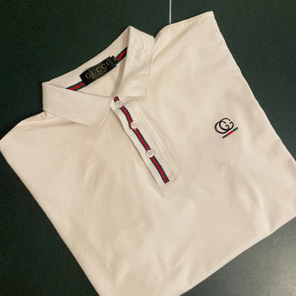 Gucci polo shirt in 100% cotton. Quite small in size. S/M  Measurements: Length: 69 cm Shoulder width: 45 cm. Skjortor.
