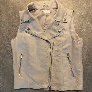 Väst - Jättegullig väst från H&M, barnsstorlek men passar XXS/XS, aldrig använd!