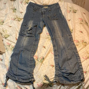 baggy jeans - så coola jeans, lätt utsvängda och ganska lågmidjade från 00-talet. lite baggy men med tajt passform runt låten