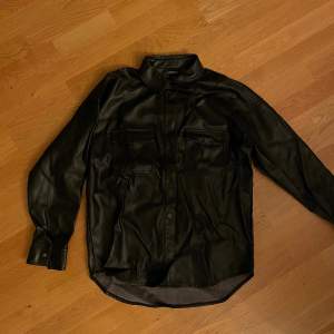 Fake skinn skjorta från Monki, funkar att använda som både tröja och tunnare jacka. Toppen skick!💗