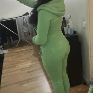 Grönt juicy couture set  - Neon grön juicy couture set i storlek XS! (Aldrig använt) Säljer den för 900:- för byxor och tröja. 