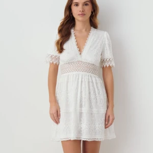 Studentklänning  - Säljer en av mina studentklänningar som var superpopulär och tog slut direkt, jättesnygg och i jättebra skick💓😍