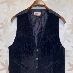 Cowboy inspirerad väst - Väst köpt i vintage butik i Malaga. Alsrig använd. Bra skick. 