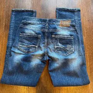 ett par coola vintage lowwaist jeans från 1921, straight fit. köpta i USA men aldrig använda, endast provade, mycket bra skick. 😊 storlek 26/30. 💕