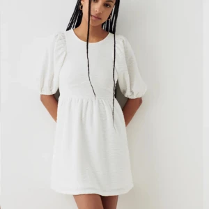 Studentklänning  - Säljer min studentklänning som är i jättefint skick, superpopulär och sålde slut jättefort💓 så skön, inte genomskinlig och så snygg😍