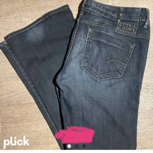 jättesnygga jeans köpta på plick som tyvärr är för stora😫😫midjemått: 45cm rakt över,innerbenslängd:82cm🩷 har en liten fläck som inte synns alls! har ett resårband i midjan som går att ta bort!🩷