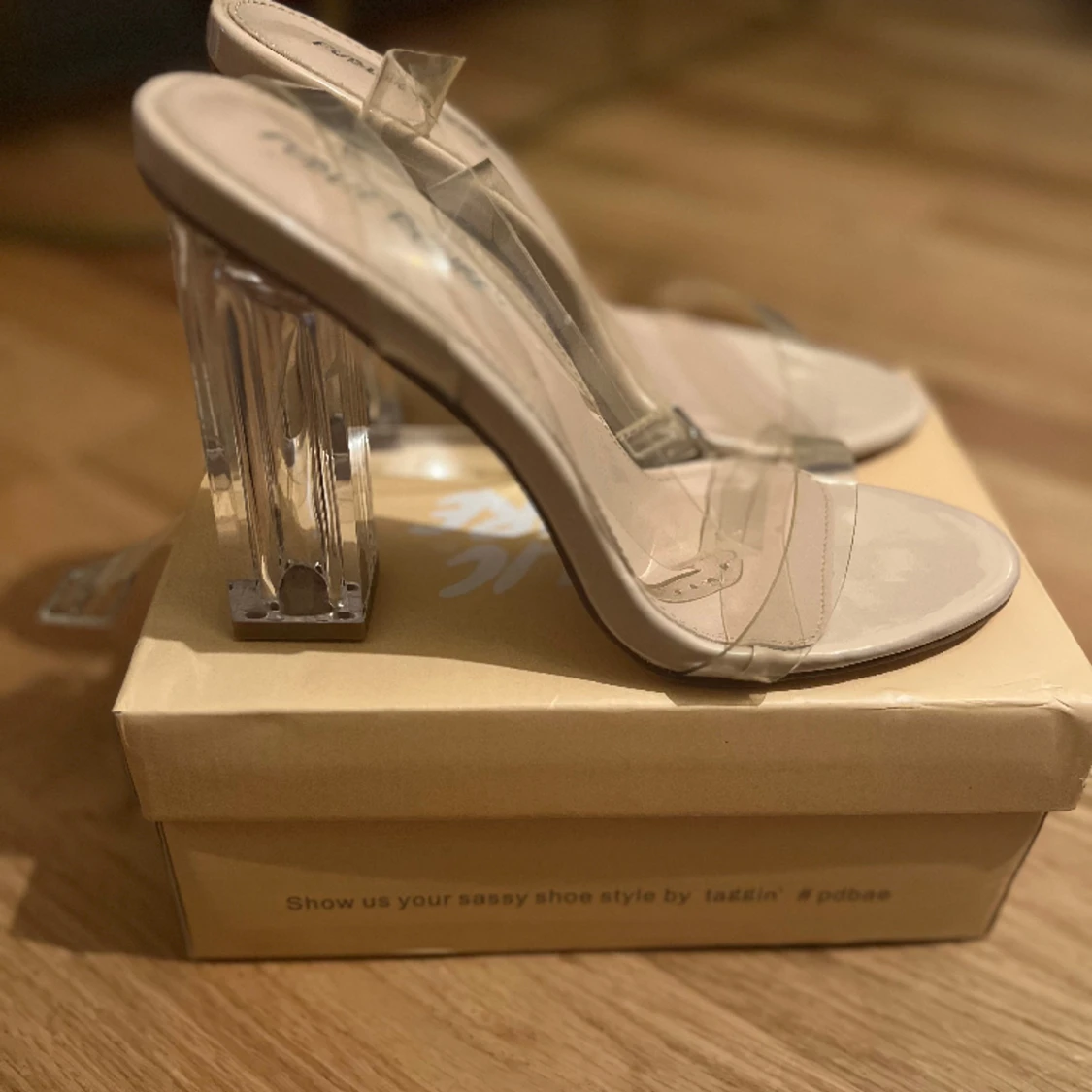 Genomskinliga klacksandaler