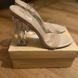 Genomskinliga klacksandaler - Helt nya.  • Klar ovandel • Ankelrem • Stiftspänne • Hög blockklack