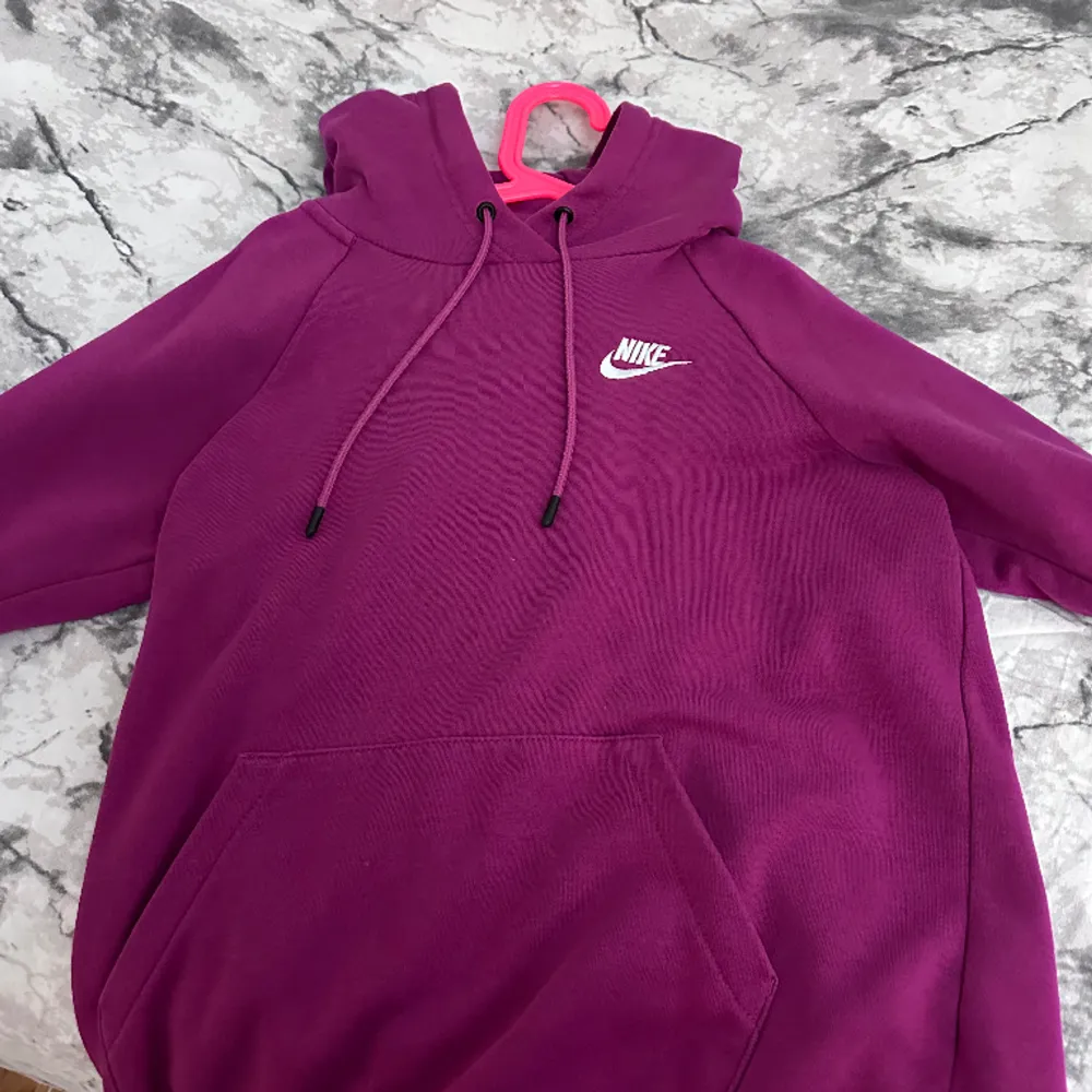 En fin lila Nike hoodie, super bekväm och väldigt skön att ha på sig i resor eller något liknande . Hoodies.