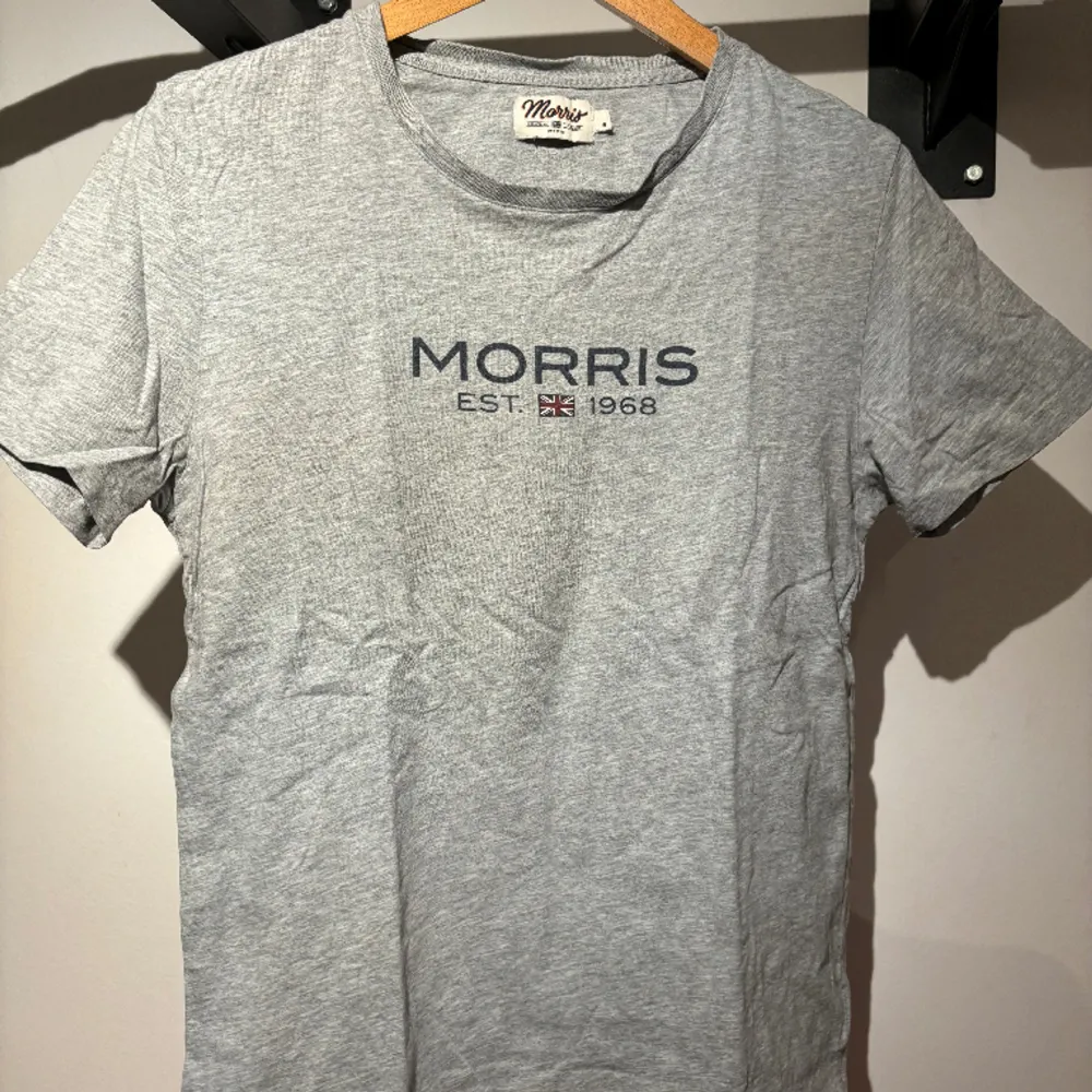 Grå Morris t-shirt i fint skick.. T-shirts.