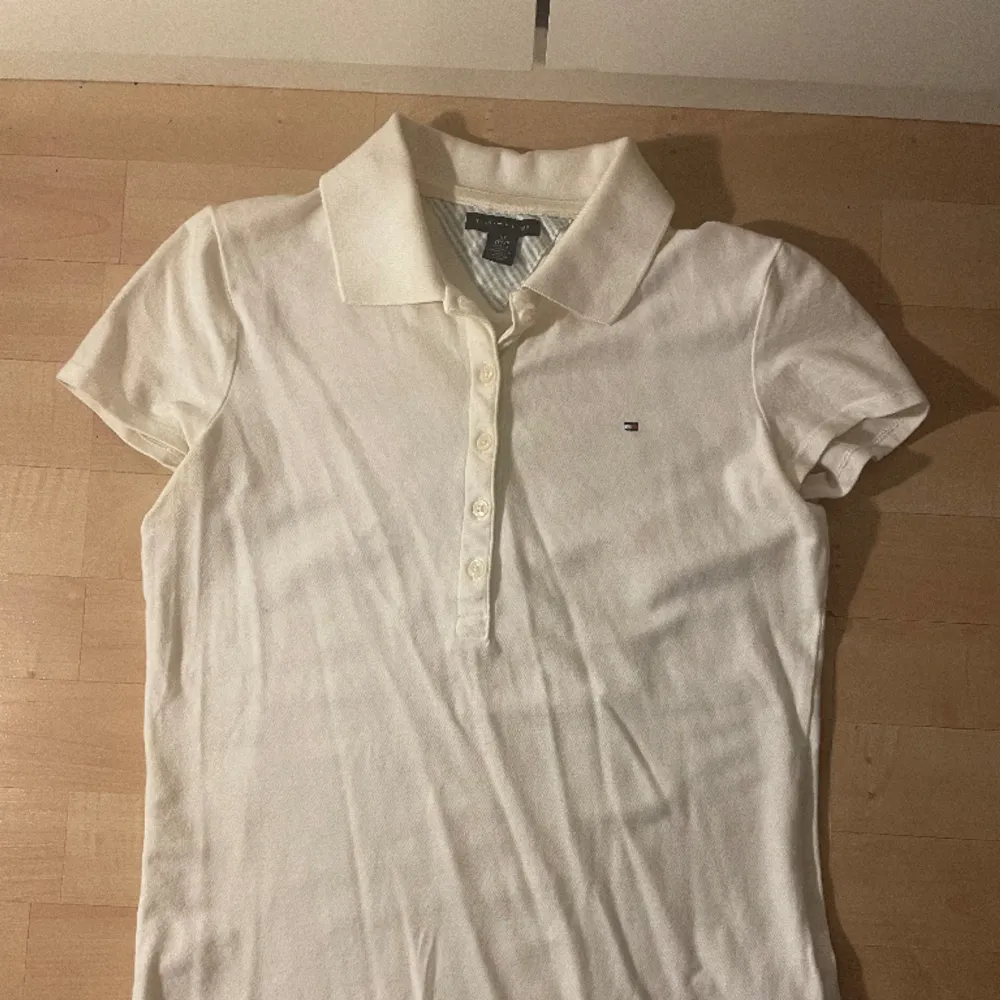 Kortärmad skjorta/t-shirt från Tommy Hilfiger som inte används . T-shirts.