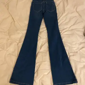 Bootcut jeans från Only, väldigt bra skick, färgen är mest lik första bilden men lite blåare irl. Formar rumpan så fint och har väldigt mycket stretch ❣️ innerbenslängd ca 87 cm och midjan 30-36 cm rakt över pga mycket stretch 