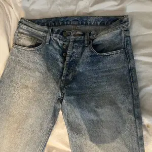 Lågmidjade jeans från brandy melville, säljer då de blivit lite för små för mig men kom privat för fler bilder på❤️