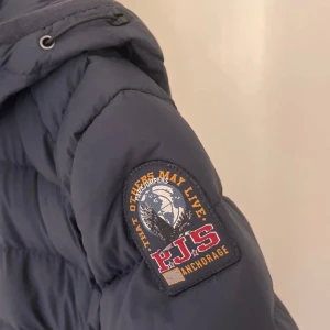 Parajumper, Juliett - Nyanvänd parajumper, inköpt 2020. Använt fåtal gånger. Figursydd för kvinna. Marinblå i färgen, Tagg finns.  kvar på jackan.   Nypris ca 4000kr. (2020)