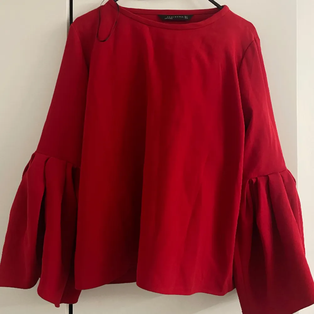 Super söt röd tröja från zara, perfekt till julen storlek M men passar som en S också, kan visa hur den ser ut på privat❤️ köpt för 1-2 år sen men använd endast 2 gånger. Blusar.