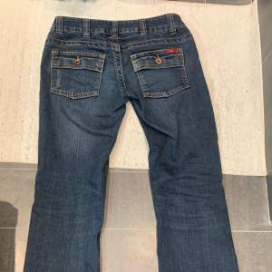 ett par jätte snygga jeans som är i bra skick💞jag är 161 cm lång och de sitter bra på mig💕