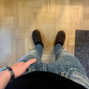 Dondup Jeans - Säljer ett par superfeta Dondup’s. Nypris 3500kr, mitt pris 699kr. Nyskick & ovanlig modell. Waist 33, sitter mindre. Hör gärna av er vid frågor & funderingar! 🙌