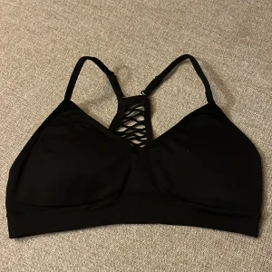 Sportbh - En svart sport-bh i strl m med ilägg 