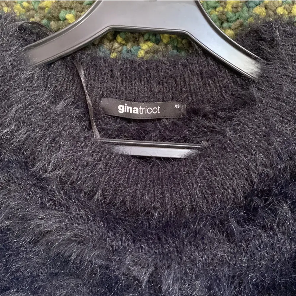 suuuper mysig svart lurvig tröja som är perfekt nu till vintern! inte använd många gånger och är i bra skick. säljes pga att den tyvärr inte kmr till användning!. Tröjor & Koftor.