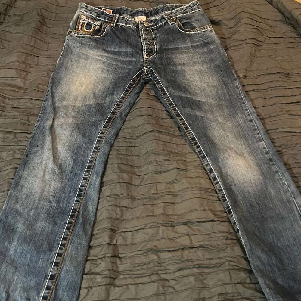 Säljer true religion jeans jag inte använder, det är hål i båda fram fickorna som går att sy  enkelt men är för lat att göra därav lågt pris, kontakta i dm för mer bilder och  frågor . Jeans & Byxor.